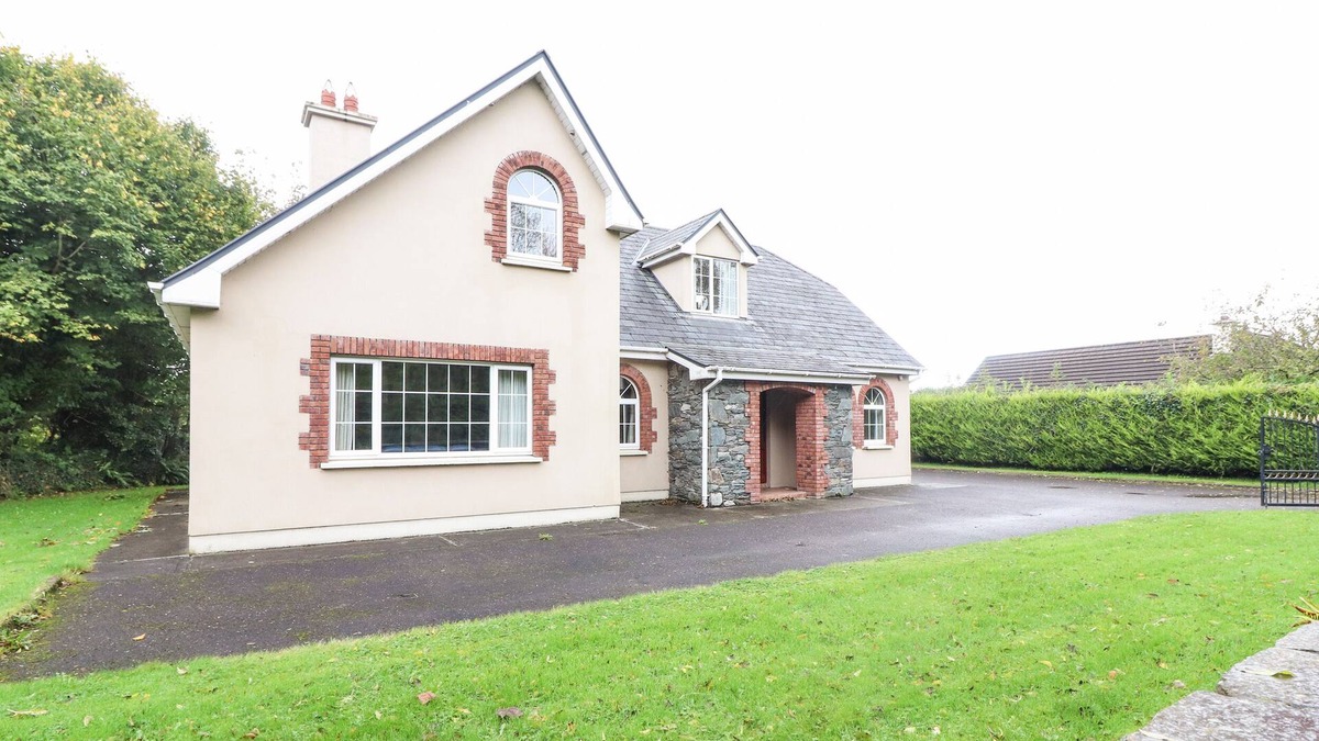 Killarney Cottage | FERNWOOD, pet friendly, with open fire in Killarney, County Kerry