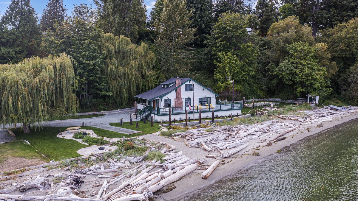 Clinton House | Ferry Cove - Private low bank beachfront property.