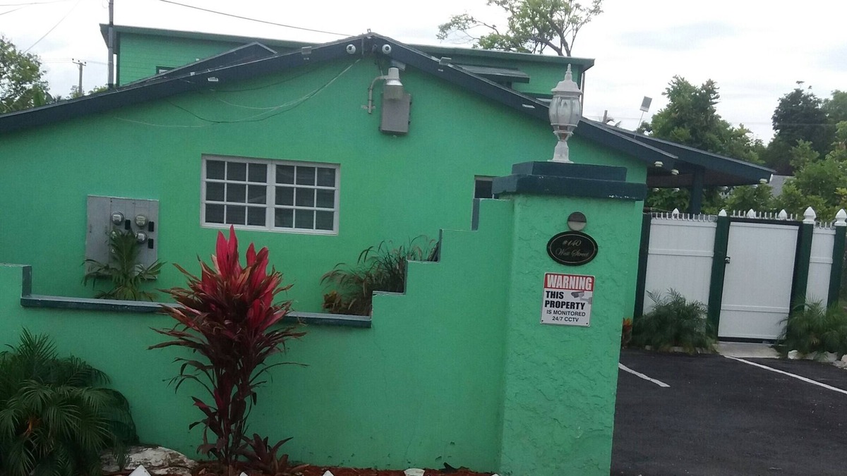 Downtown Nassau Apartment | Few mins walk to Downtown, Beach, Fishfry, Major Attractions & near to PI