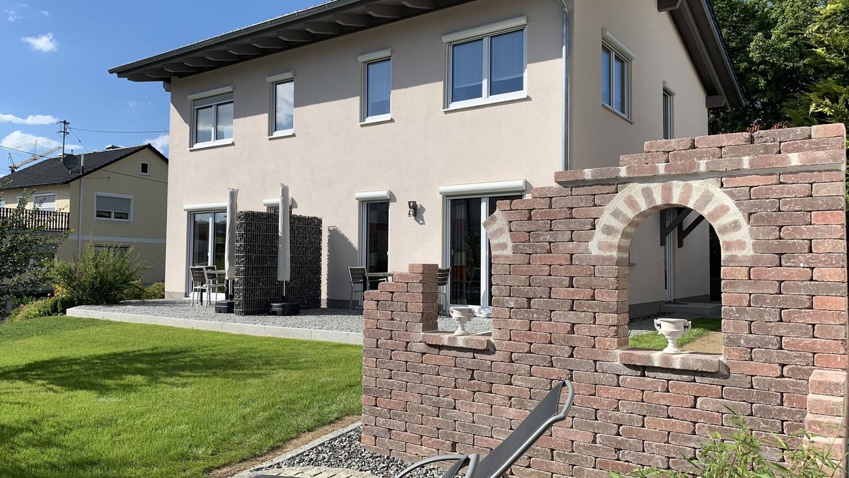 Langenneufnach House | FeWo MORGENSONNE -Beautiful semi-detached house with entry to the natural swimming pool in Fischach