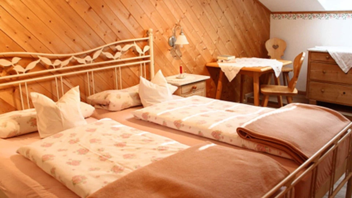 Grassau Apartment | Fewo Rose 75 qm f. 3-5 Pers., 2 Doppelzimmer, 1 Einzelzimmer, Balkon.