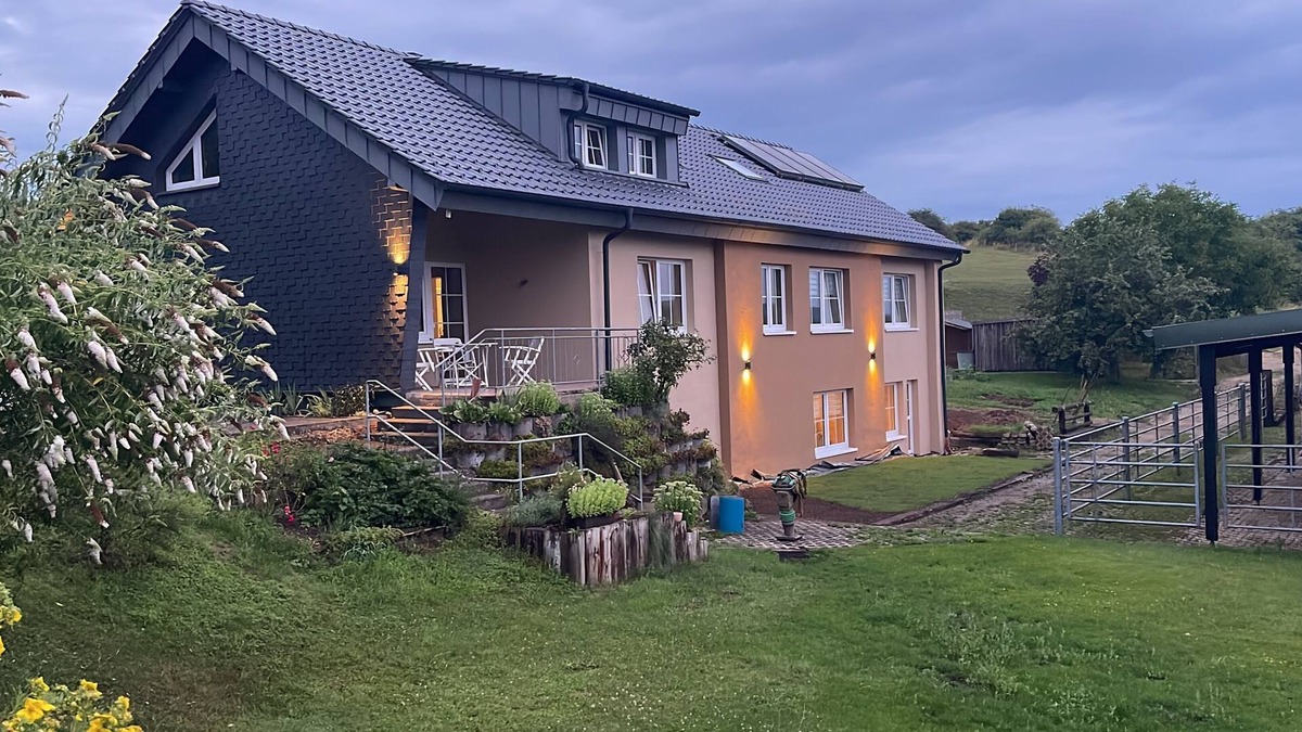 Hillesheim Apartment | FeWo Rosenberg idyllic property to relax in the countryside