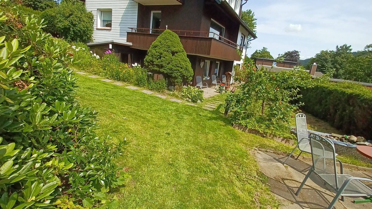 Hahnenklee Apartment | Fewo "walli" im Wanderparadies Harz. 2sz, Großes Wohnzimmer mit 65' TV, Balkon
