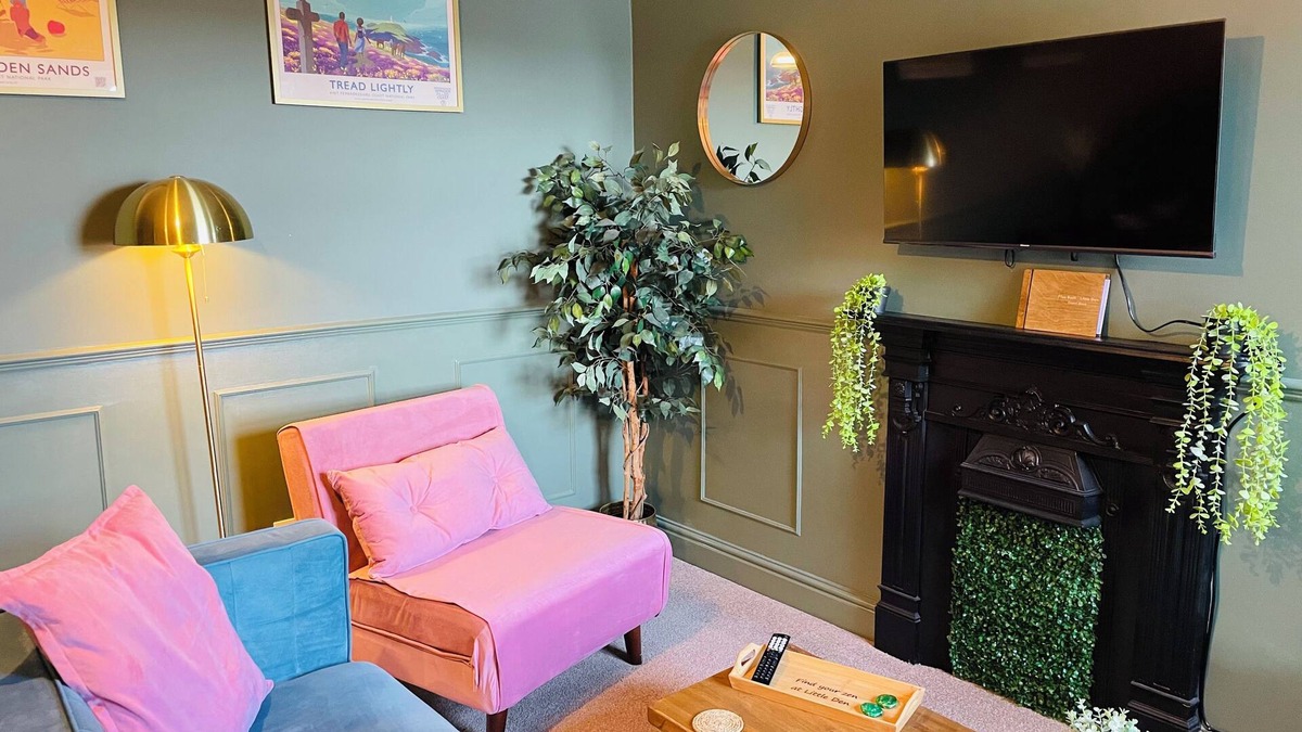 Pembroke Dock Apartment | Ffau Bach - Little Den. Boutique Central Pembrokeshire.