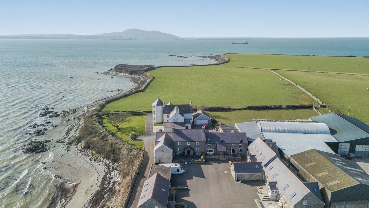 Holyhead House | FFerm Yr Efail - Three Bedroom House, Sleeps 6