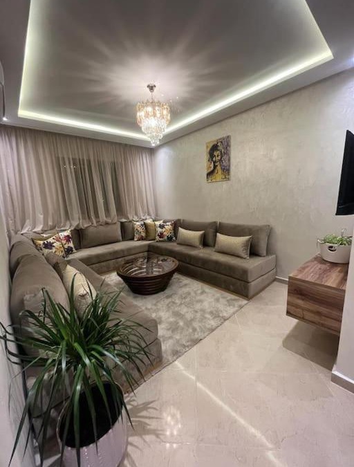 Swiss City Apartment | fibre optique, propre, calme, équipé, caméras de surveillance, climatisations réversibles pour chauffer, télévisions, parking, parc, agadir, 7 personnes, accès à pieds aux magasins, cafés et restaurants