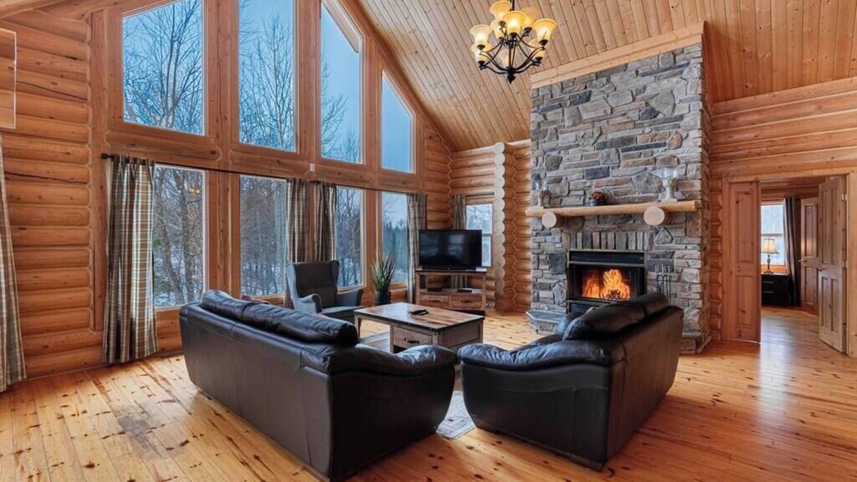 Fiddler Lake Resort House | Fiddler Lake Resort Chalet + Private Jacuzzi