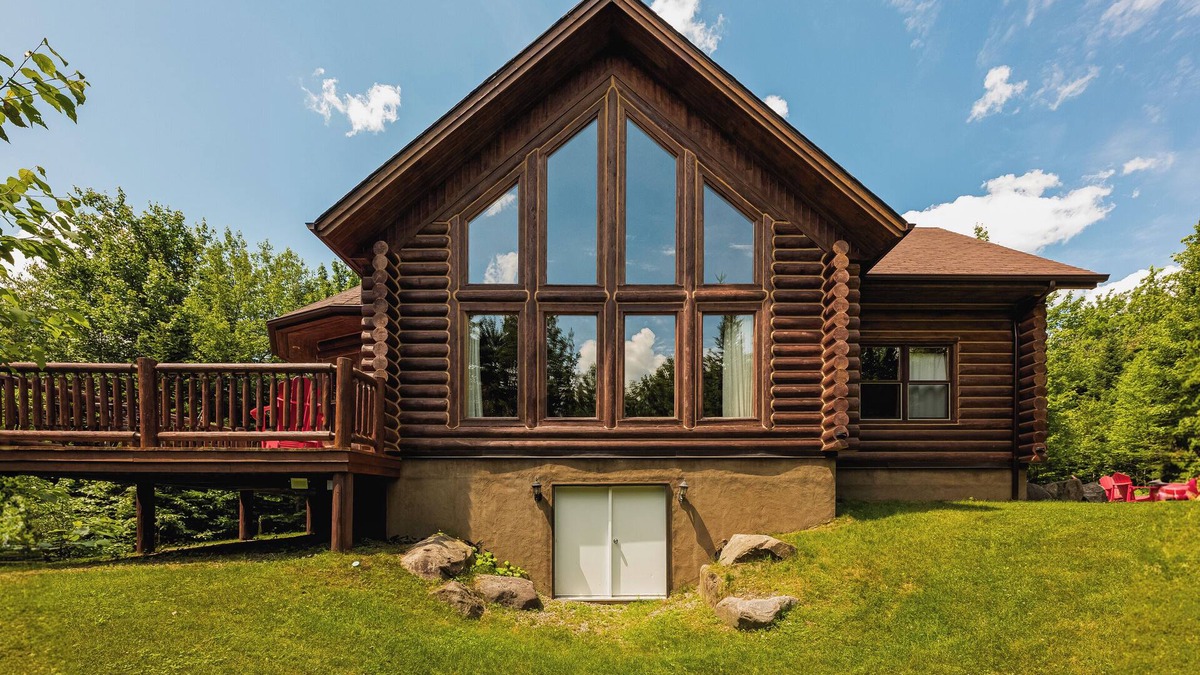 Fiddler Lake Resort House | Fiddler Lake Resort Chalet + Private Jacuzzi