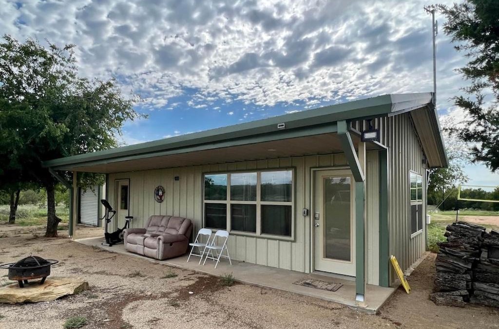 Jacksboro House | Field House on Lake Godstone