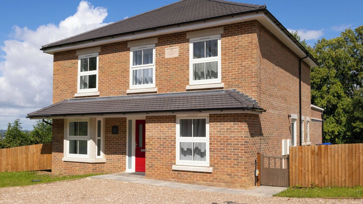 Winshill House | Field View 5-Bed House - free parking