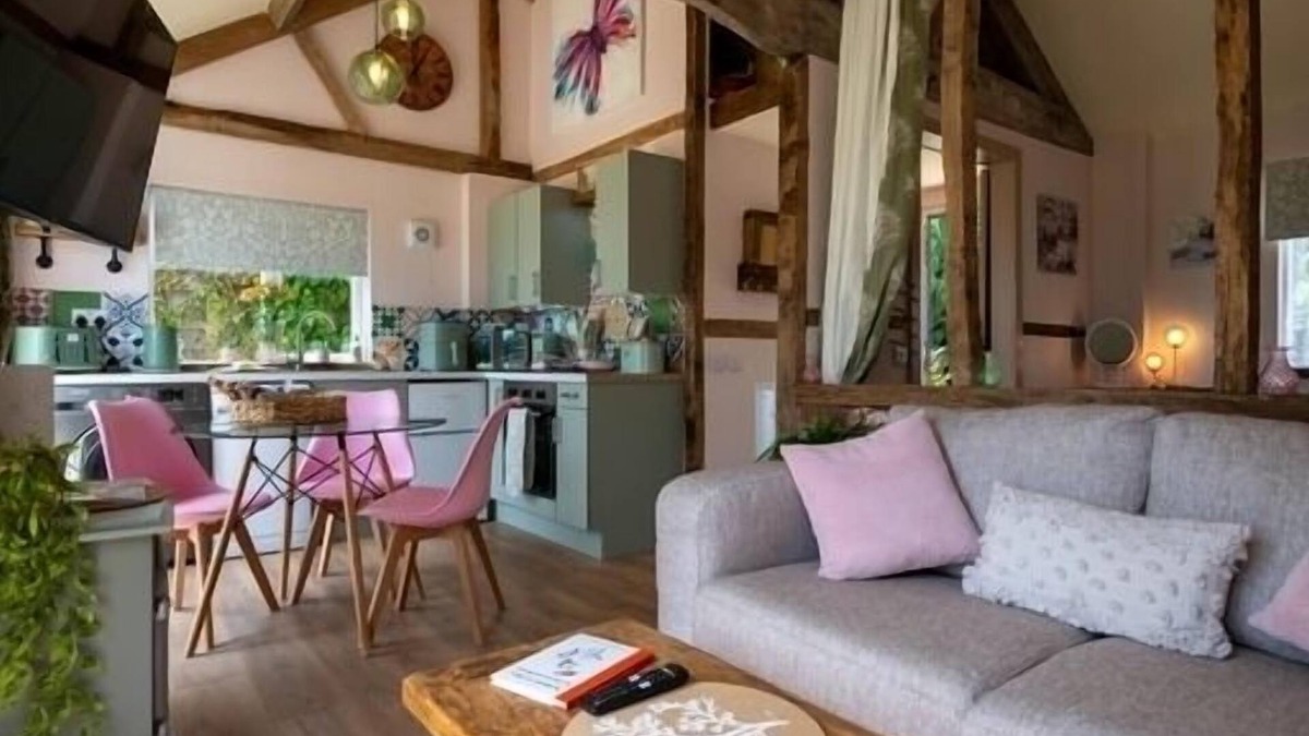 Hereford Cottage | Field View Cottage, hot tub, pet friendly, great views, cosy, relaxing