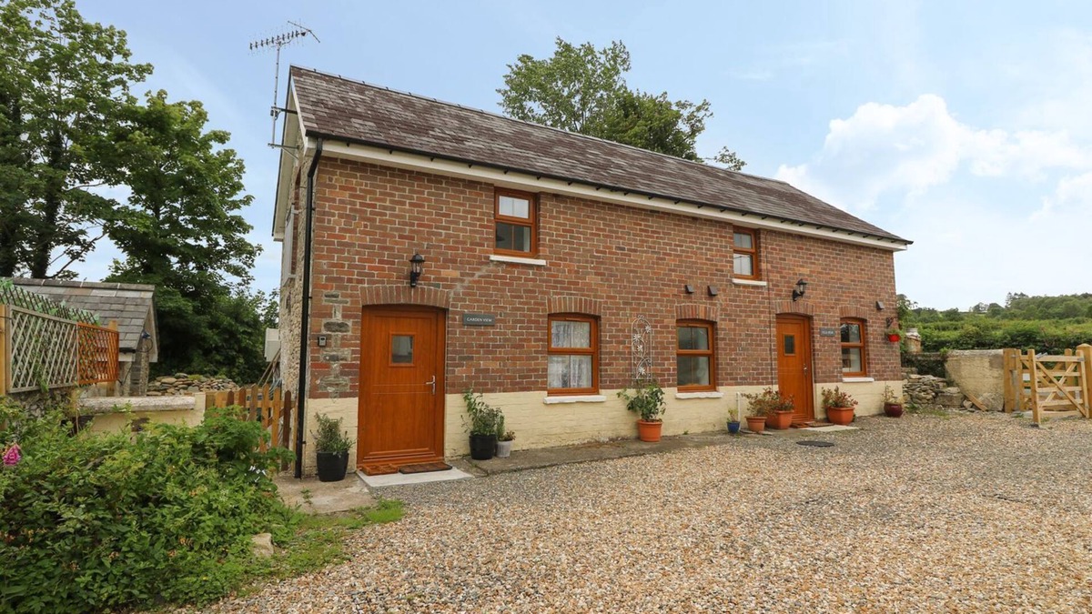 Llanybydder Cottage | FIELD VIEW, pet friendly, country holiday cottage in Llanybydder