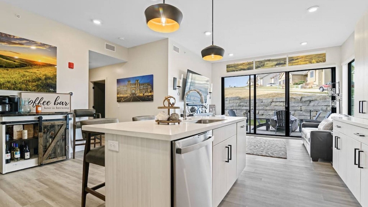 Manhattan Condo | Fieldhouse | MHK - A Colbert Hills Luxury Retreat