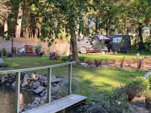 Woodbury House | Fiery Peak Glampsite with Stargazing & Hot Tub