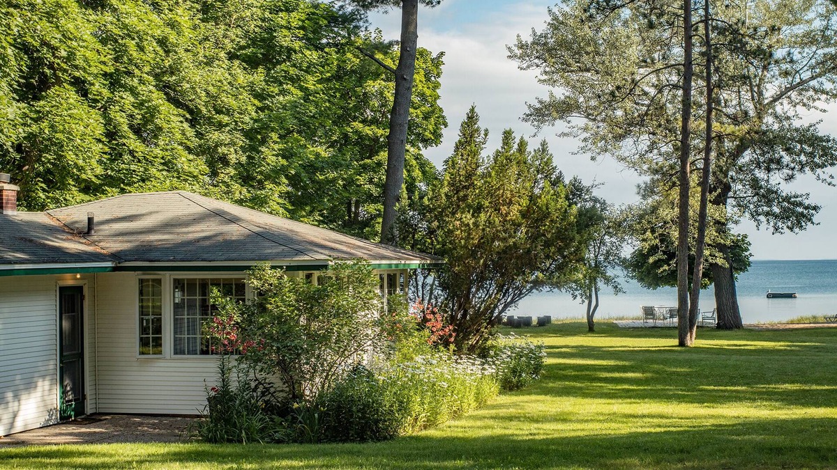 Traverse City House | Fifteen steps to the beach - 15 minutes to walk to downtown Traverse City!