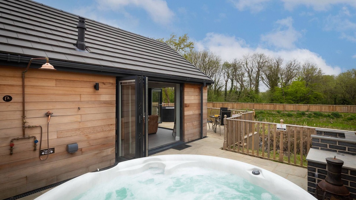 St. Florence Cottage | Fig Tree Cottage with private hot tub