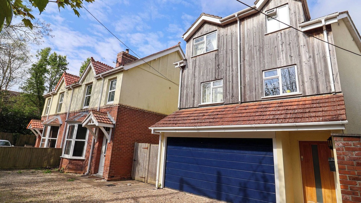 Axminster Cottage | FIG TREE HOUSE, pet friendly, with a garden in Axminster