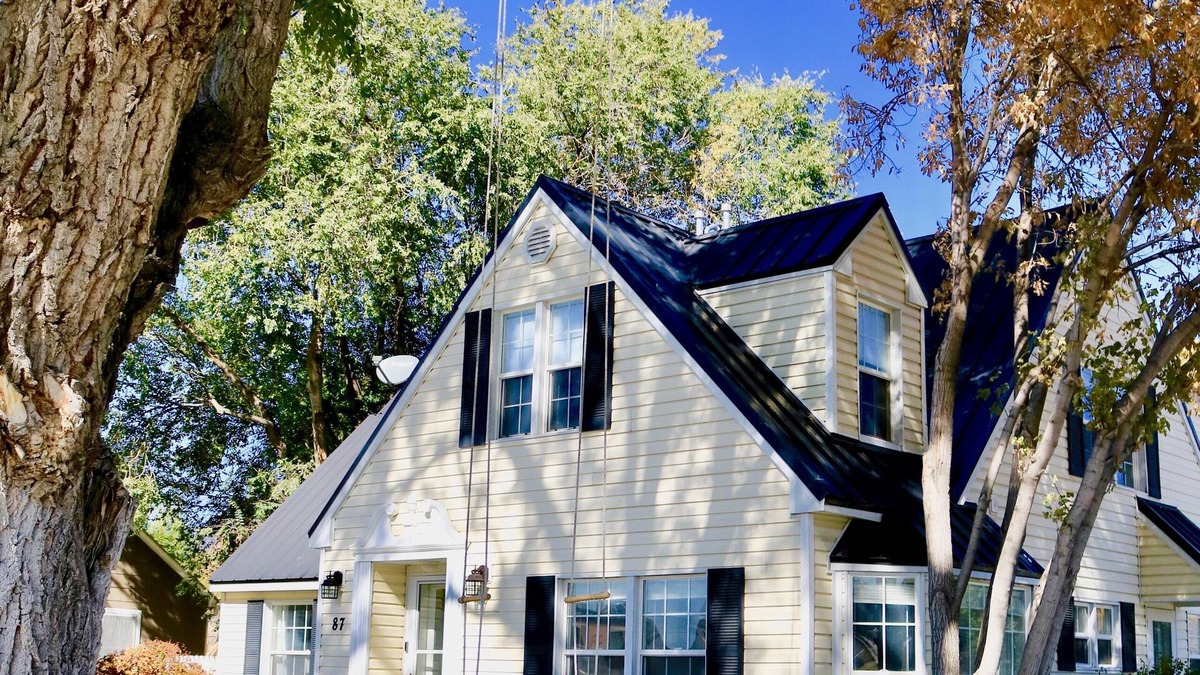 Heber House | Film-featured, sleeps 18, hot tub, fire pit, decks