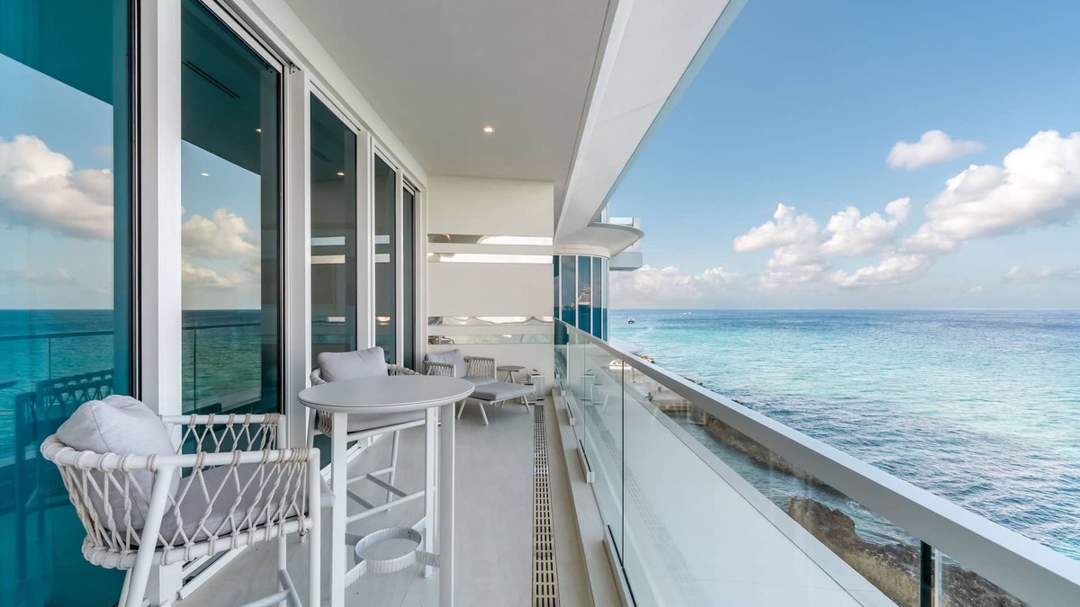 George Town Condo | Fin #16 - Luxurious Oceanfront Condo