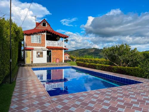 Yotoco House | Finca Cabaña con piscina cerca al Lago Calima