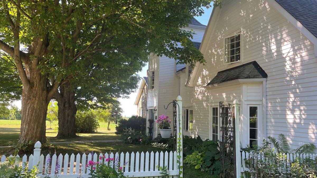 Grafton House | Finchstone Guest House, walk to St. Anne's Spa