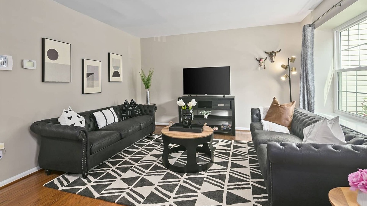 Countryside House | Finchvale: Work-Friendly, Private Yard, Near DC