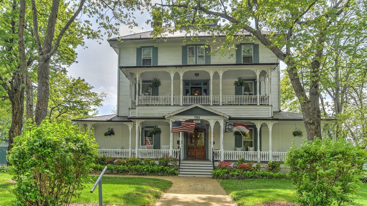 Hendersonville Bed & Breakfast | Find genuine southern hospitality in Hendersonville at the 1898 Waverly Inn.