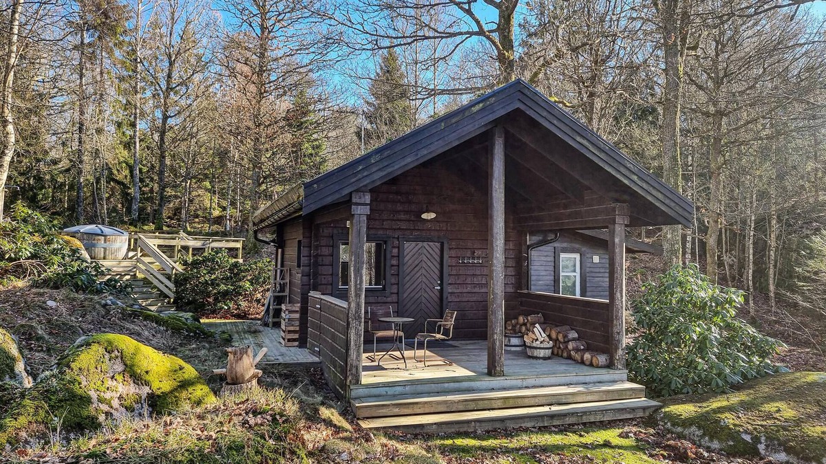 Billdal House | Find rest in this cozy wooden cabin in the forest!