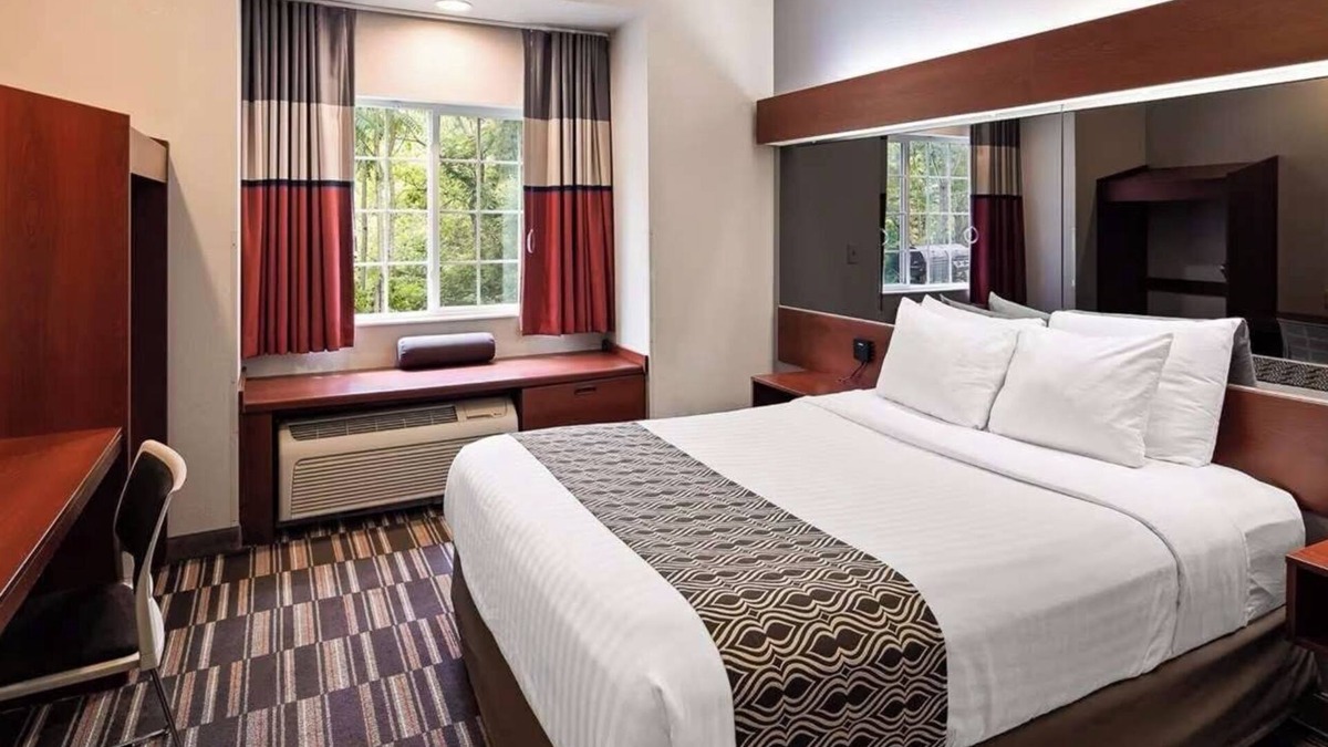Morgantown Hotel | Find Your Comfort Zone in a Modern Morgantown Room | Free Parking