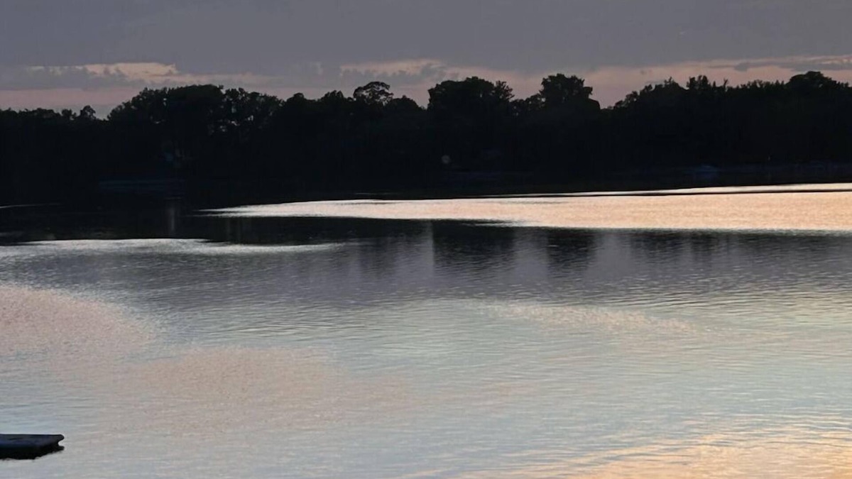 Dassel House | Find your happy place at Big Swan Lake. Enjoy peaceful sunsets. Pets welcome.
