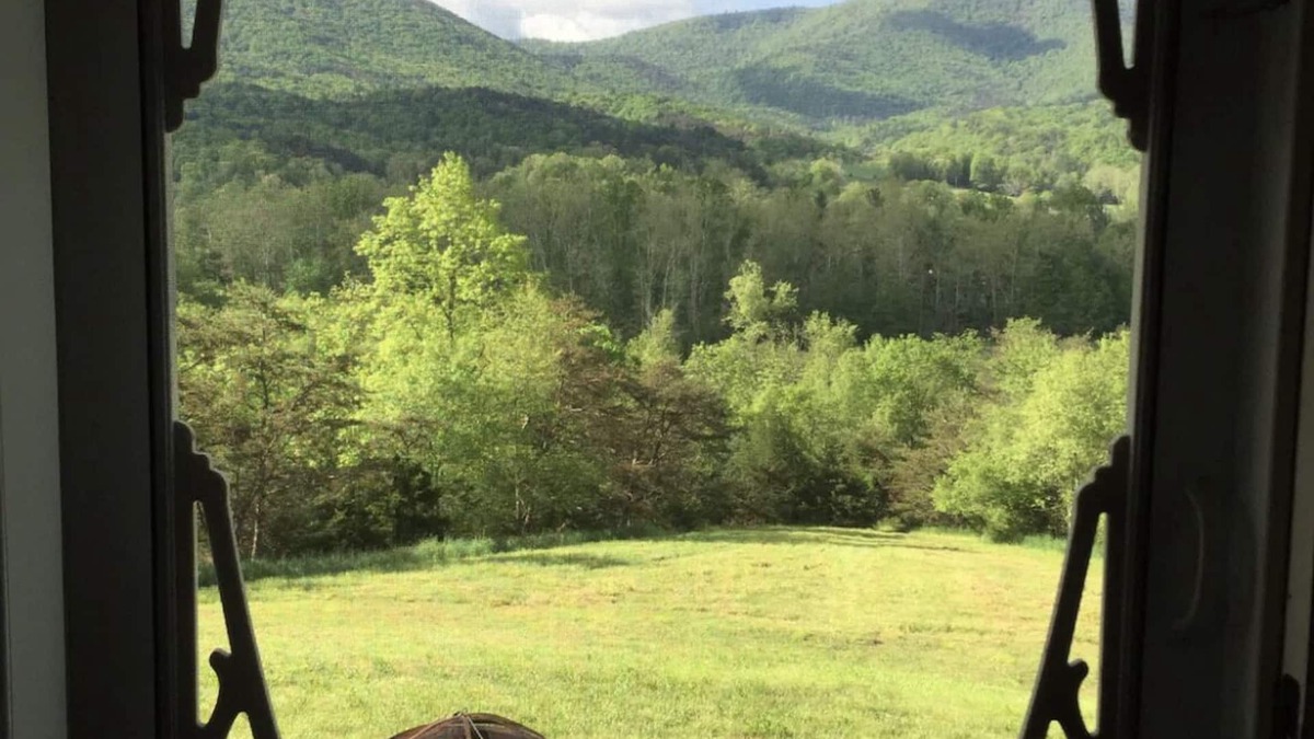 Criders House | Find your serenity at this mountain cottage with river access.