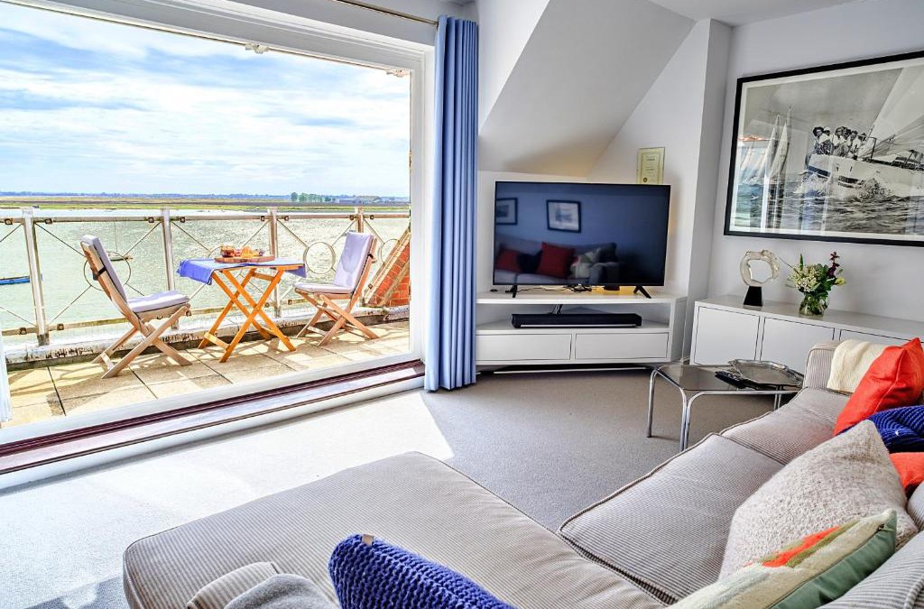 Burnham-on-Crouch Apartment | Finest Retreats - Kings Wharf - Luxury Riverside Home