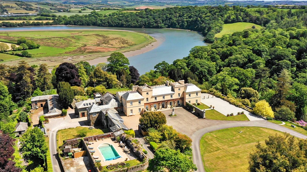 Saltash Cottage | Finest Retreats | Historic Castle on River Tamar