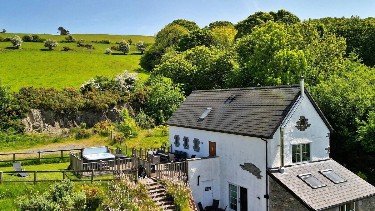 Eglwysbach Cottage | Finest Retreats | Red Kite's Retreat
