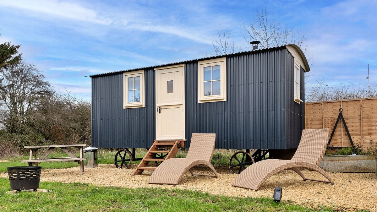 Brackley Ski Chalet | Finest Retreats - The Flower Hut
