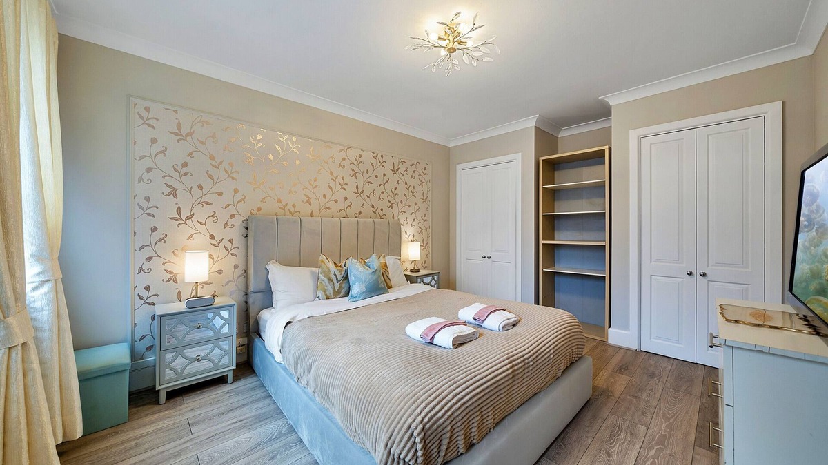 Shadwell Apartment | Finest Retreats | The Ivy Suite