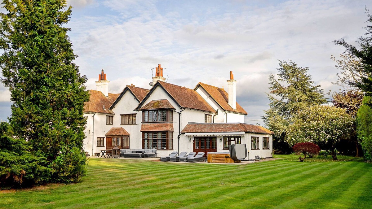 Tring House | Finest Retreats | The Old Rectory
