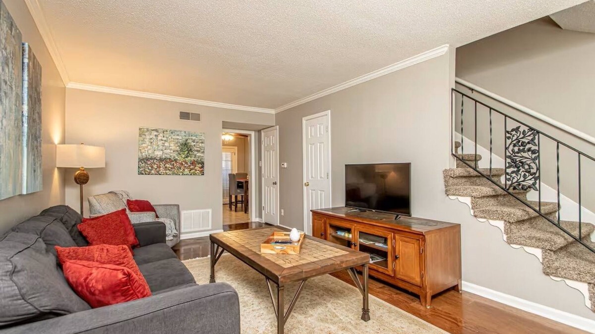 Briarwood Apartment | Finley-2 Bed Apt in Midtown near St. Vincent UAMS UALR- Convenient Parking