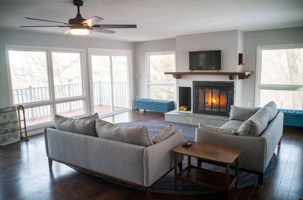 Adrian House | Finn's Hideaway -Modern family river home