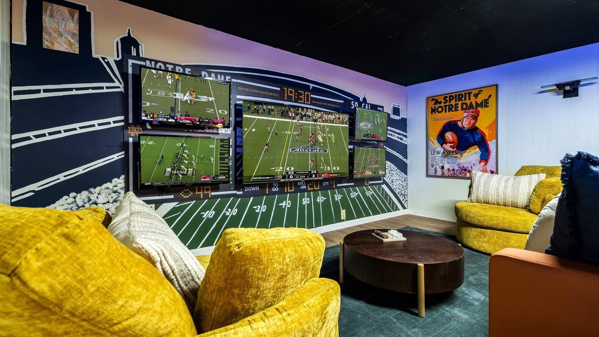 South Bend House | Finnish Sauna | Jumbotron Bar | Gym | Near ND
