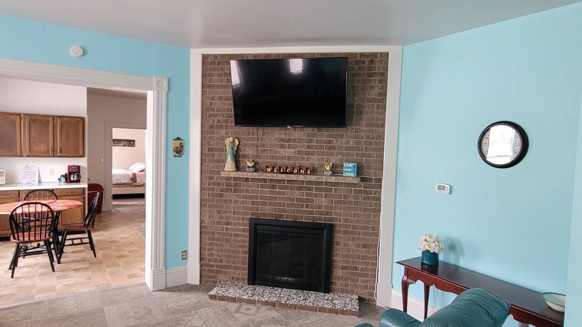 Owosso House | Fins Inn Apt A