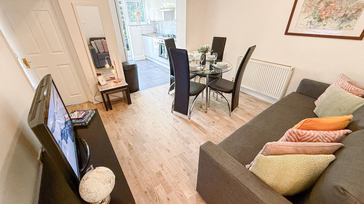 Finsbury Park Apartment | Finsbury 1-bedroom flat w/mini patio North London