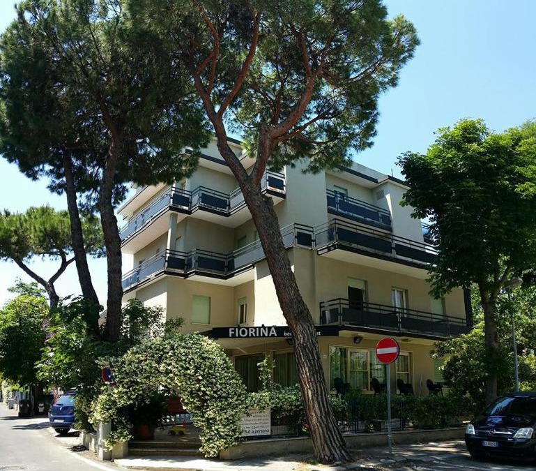 Fogliano Marina Bed & Breakfast | Fiorina Bed&Breakfast - Colazione fino a mezzogiorno - Parcheggio moto gratuito e videosorvegliato