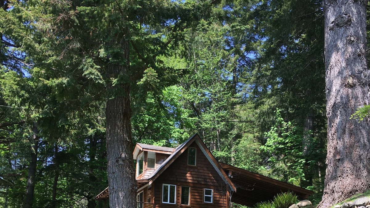 Quadra Island Cottage | Fir and Cone Cottage: a cozy cottage in a park-like setting with water access