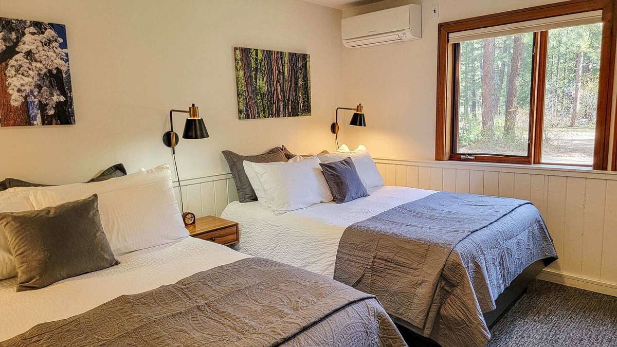 Mazama House | Fir - double queen bedroom at The Inn At Mazama