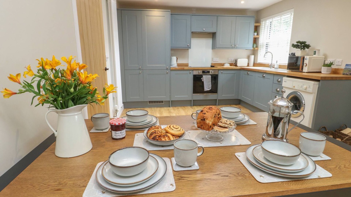 Llanrug Cottage | FIR TREE COTTAGE, pet friendly, with a garden in Llanrug