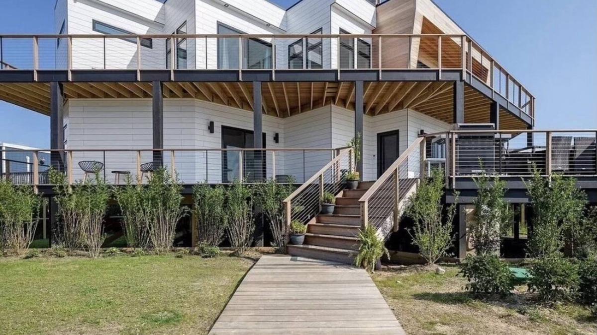 Ocean Bay Park House | Fire Island White House - Ocean Bay Park n5 Bedroom Bayview Home - Sleeps 18!