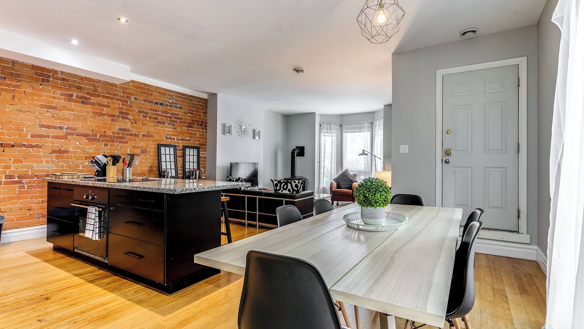 Palmerston Apartment | Fire It Up In Little Italy 3 Bedrooms And Fireplace