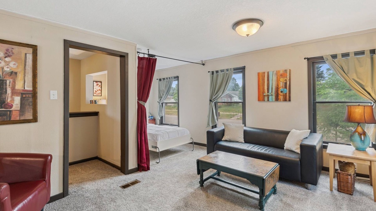 Lake City Apartment | Fire Lily Apartment - 3 Blocks from Lake Pepin