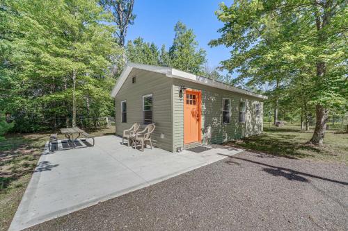 Idlewild House | Fire Pit and Patio Pet-Friendly Cabin in Idlewild!